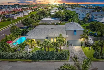 Image de Beach House on 8th Street South with heated hot tub and pool.