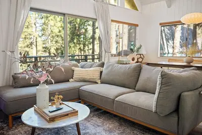 Image de AltaVista 2 · Casa Moonridge • Spa • Updated MidCentury Modern