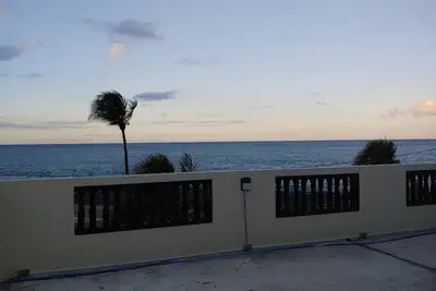 Image de Lindsey's Beachfront Ocean Property is here for your stay and enjoyment.