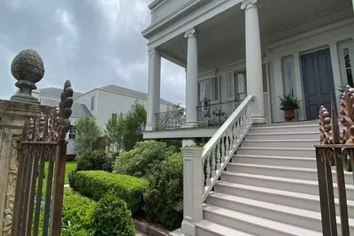 Image de Circa 1838, Quintessential Southern Greek Revival Center Hall, Pool & Grounds