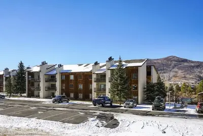 Image de Amazing location w mountain views, heated pool & tub, walking distance to slope