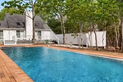 Image de Sunny East Hampton Home with Pool