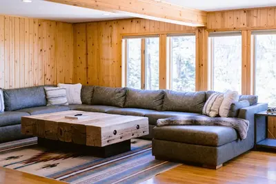 Image de Lake Views - Walking Distance to Beach - West Shore Chalet