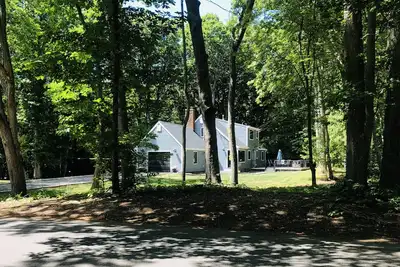 Image de Mid-Island Retreat. Renovated, 5 bedrooms, sleeps 8.