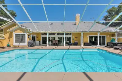 Image de Executive 3-Bedroom Hangar Home within Spruce Creek Fly-In, live 24 hr security.