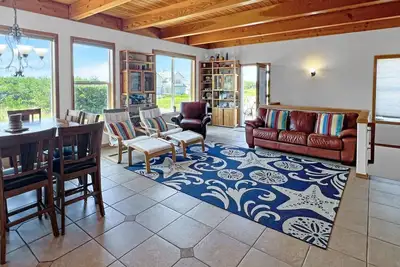 Image de Seaview - Ocean view home with path to the beach