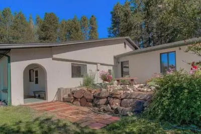 Image de Newly-Renovated House on 30+ Acres!