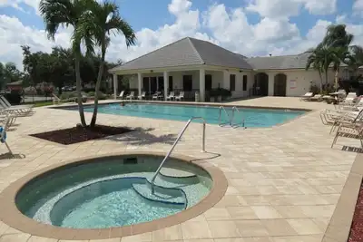 Image de Gorgeous, 3 bedroom end-unit condo on golf course!