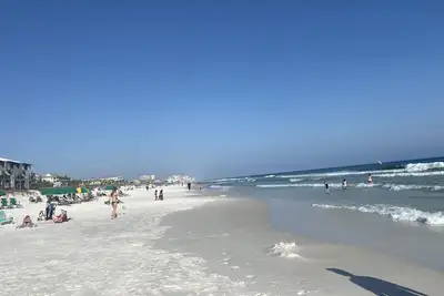 Image de “Beach Jewel” 5 bdrm, 3 1/2<br>bath home. 5 min walk to the beach