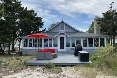 Image de Gorgeous, Recently Renovated, Waterfront Cottage