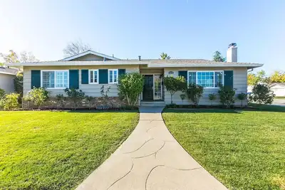 Image de Fully equipped home ideal for a family with children and office / in law unit