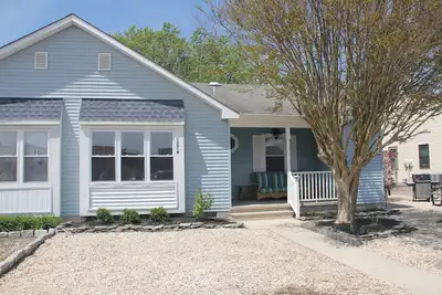 Image de Modern Getaway within walking distance to the harbor!