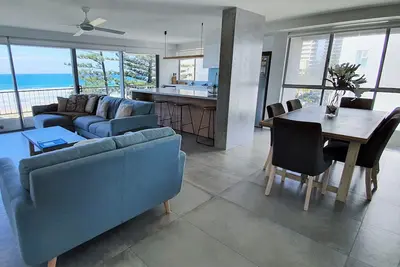 Image de The Penthouse - Amazing Ocean Views, Opposite Beach & Park, Wi-Fi & Parking