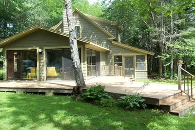 Image de Charming Cottage with Deck and Lakefront