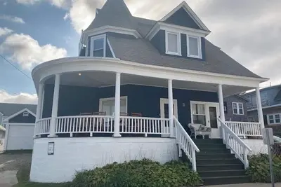 Image de Oceanside cottage home with wraparound porch