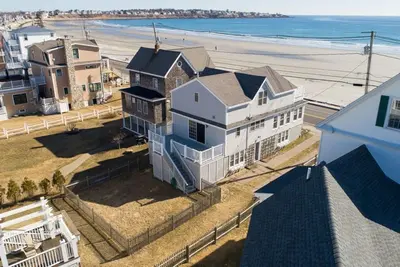 Image de The Beach House on Long Sands Beach! !