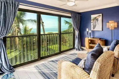 Image de Watch the amazing sunset from your livingroom- directly across from the beach