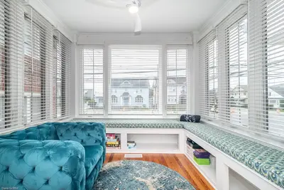 Image de Newly renovated house across from the beach, center of town