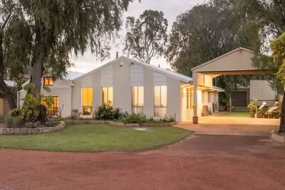 Image de Dawson Beach Retreat-Beachside Home on Beautiful, large, landscaped lot!