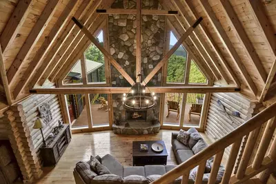 Image de Highland Haven - 4200+ sf w\/ Hot Tub | Long Range Views | Billiards\/Ping Pong