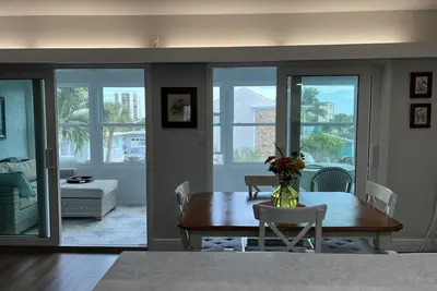 Image de Lovely renovated condo with water views, great value for outstanding amenities
