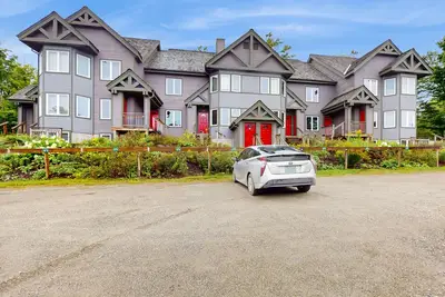 Image de Inviting ski-in\/ski-out condo - free WiFi, gas fireplace & free ski shuttle