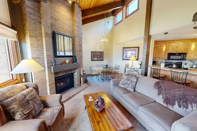 Image de Charming ski getaway with fast WiFi, fireplace, pool & hot tubs