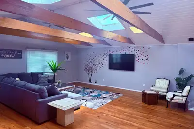 Image de Spacious Skylit Seaside Stay - Walk to Bay & Beach - King Bed, Parking & Badges
