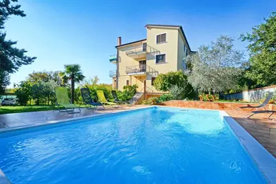 Image de Appartement de vacances avec piscine, deux chambres, cour, barbecue