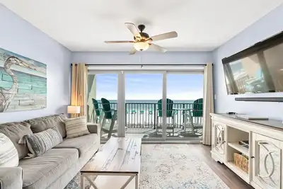 Image de Updated-Beachfront-King Bed-Amazing View-Pool-Beach Service-Steps from the sand!