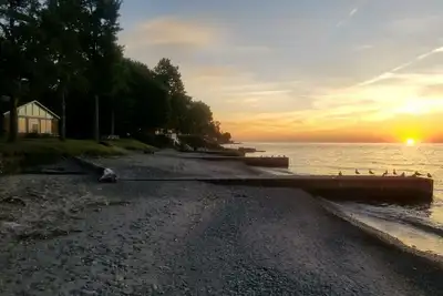 Image de LakePointe Shores #3 ~ 200 Feet Of Private Beach!