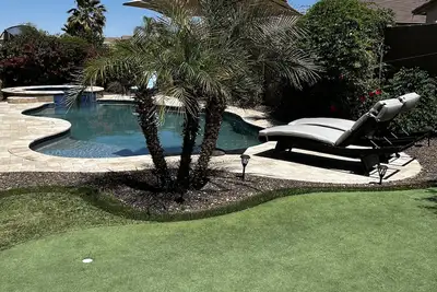 Image de Great family friendly home very private back yard, heated pool & covered patio.