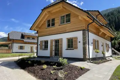 Image de Lodge avec cheminée et réfrigérateur à vin