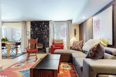 Image de Central Location near Restaurants & Shops. Tennis Courts, Hot Tub & Pool
