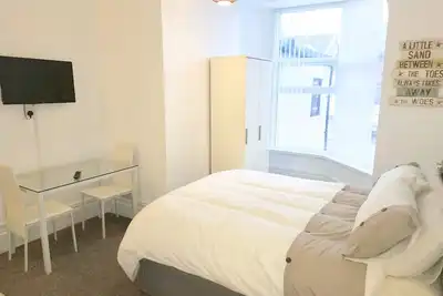 Image de Studio for 2 (ground floor) in fashionable North Shore