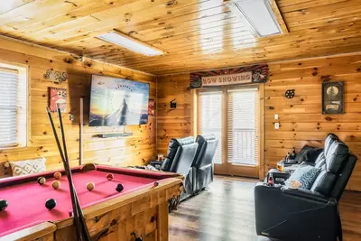 Image de Spring Charm Hideaway! Theater, Hot Tub, Fireplace, Pool Table, Arcade, DogFriendly