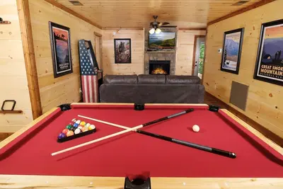 Image de Cozy Retreat with Hot Tub, Wooded Views & Fireplace - Wine Not