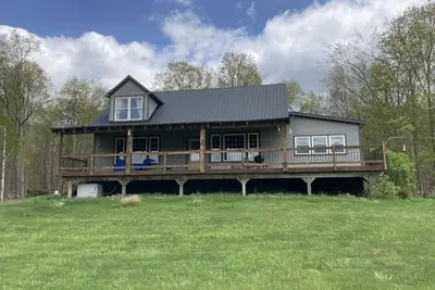 Image de Post\/ Beam farmhouse with gorgeous views, a hot tub, no cleaning fees and sheep!