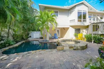 Image de La Buena Vida – Luxury 3br Canal Home w/ Pool, Spa & Dock
