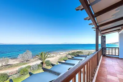 This amazing seafront villa is uniquely located in the northern coast of Aegina