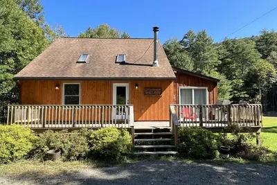 Image de Knotty Pine - Private cabin nestled in the woods, fire pit, near Cdp\/Asv