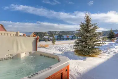 Image de Meadow Village condo w/hot tub & fireplace, close to Big Sky Resort - Firelight Cozy Chalet