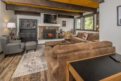 Image de Home on Big Sky Golf Course w/community pool/hot tub/sauna - Charming Glacier Townhome