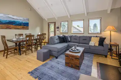 Image de Nordic ski-in/out home w/fireplace, loft & community pool/sauna - Custom Glacier Montana Townhome