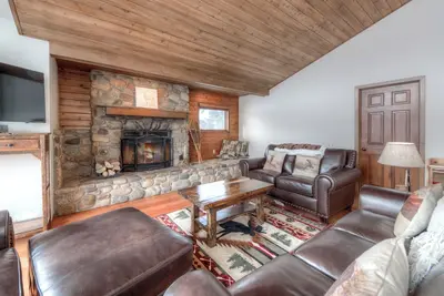 Image de Home on Big Sky Golf Course w/private hot tub & stone fireplace - Little Coyote Lookout