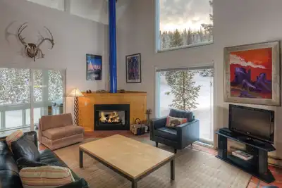 Image de Ski in/out home w/fireplace, hot tub, sauna & gorgeous views - Retro Mountain Retreat