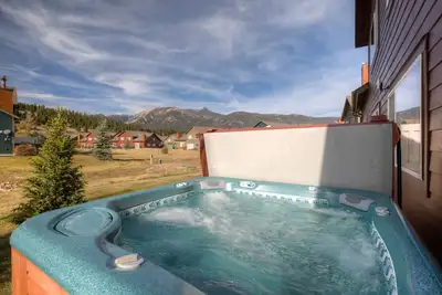 Image de Condo w/private hot tub close to Town Center & Big Sky Resort - The Hallmark Chalet