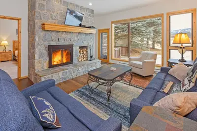 Image de Home on Big Sky Golf Course w/fireplace & community pool/hot tub -The Lone Peak Lookout