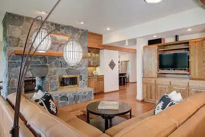 Image de Large Condo w/ Miles of Views at Big Sky Golf Course, Community Hot Tub/Pool - Park Condo Retreat