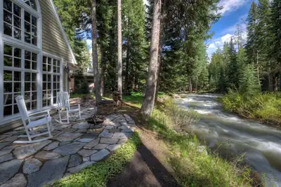 Image de Secluded home close to Meadow Village w/private hot tub & library | Creekside Retreat